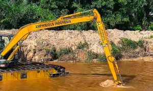 Alat-excavator-amphibi-membantu-normalisasi-aliran-Sungai-Sail-(Dok.-Riau-Aktual)
