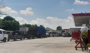 Antrean-solar-di-SPBU-Jalan-SM-Amin-Pekanbaru.-(Dok.-Riau-Aktual)