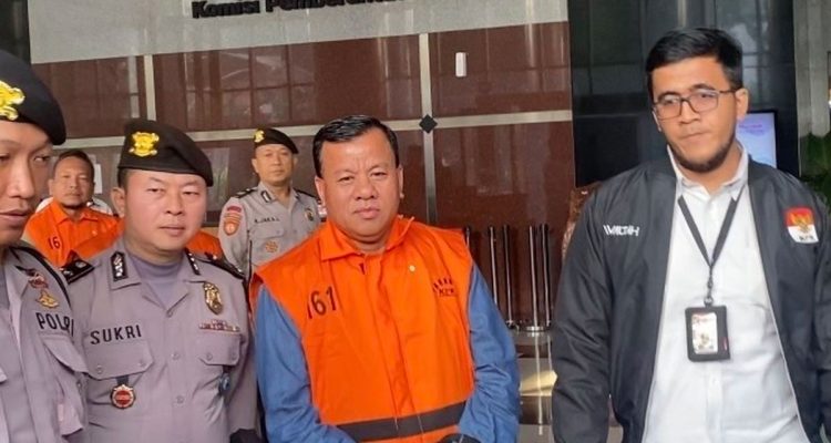 Bupati-dan-Sekda-Kuansing-resmi-menjadi-tahanan-KPK-(Dok.-Kompas)