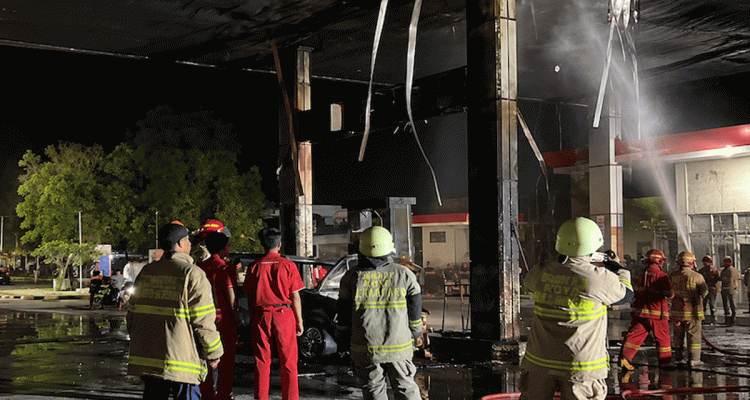Damkar-Pekanbaru-Berhasil-Memadamkan-Kebakaran-yang-melanda-Sentral-Pengisian-Bahan-Bakar-Umum-(SPBU)-Harapan-Jaya-di-Jalan-Kulim,-Kecamatan-Tenayan-Raya,-Pekanbaru.-(Dok.-Riau-Aktual)
