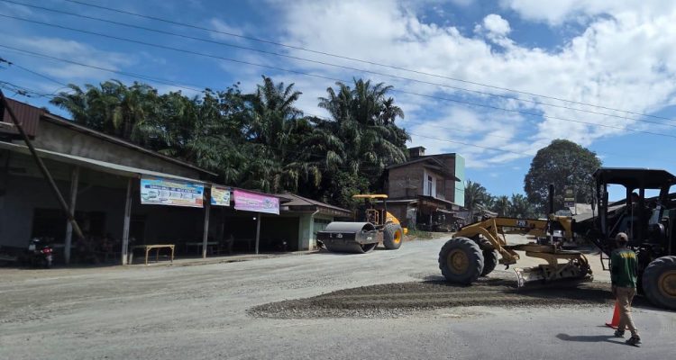 Demi-Kenyamanan-Warga,-Pemprov-Riau-Perbaiki-Ruas-Jalan-di-Rohul-(Dok.-Riau-Media-Center)