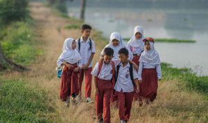 Ilustrasi-Anak-anak-SD-yang-berangkat-sekolah-(Dok.-Kompas)