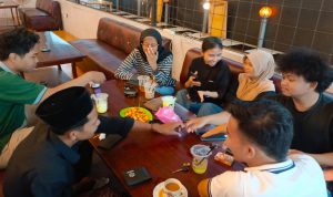 Ilustrasi-Mengobrol-santai-di-cafe