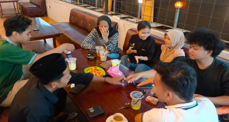 Ilustrasi-Mengobrol-santai-di-cafe