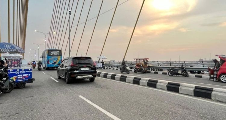 Jembatan-Siak-IV-Kembali-Semrawut,-Warga-Minta-Satpol-PP-Konsisten-Tertibkan-PKL-(Dok.-Cakaplah)