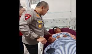 Kapolda-Riau-Irjen-Pol-Herry-Heryawan-menjenguk-Supriadi,-Sekretaris-PKC-PMII-Riau-yang-menjadi-korban-dugaan-pengeroyokan-(Dok.-Riau-Aktual)