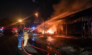 Kebakaran-hanguskan-lima-kios-di-Jalan-Belimbing,-Kecamatan-Marpoyan-Damai,-Kota-Pekanbaru-(Dok.-Riau-Aktual)