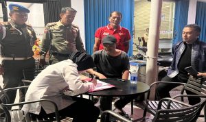 Kepala-DLHK-Kota-Pekanbaru,-Reza-Aulia-Putra-(jaket-hitam)-memimpin-langsung-penindakan-warga-yang-terjaring-buang-sampah-sembarangan-(Dok.-Riau-Aktual)