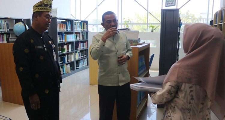 Kepala-Dispusip-Kota-Pekanbaru,-Muhammad-Amin-meninjau-kondisi-perpustakaan-LKD-(Dok.-Riau-Aktual)