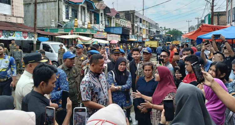 Pemko-Pekanbaru-Bongkar-Lapak-di-Jalan-Teratai-(Dok.-Riau-Aktual)