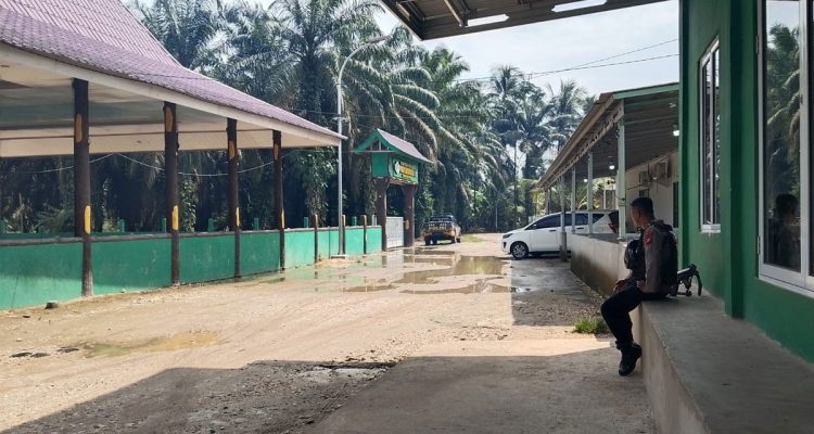 Penyidik-KPK-menyasar-Balai-Datuk-Panglimo-Dalam-di-Desa-Pulau-Panjang-Hulu,-Kecamatan-Inuman-(Dok.-Riau-Aktual)