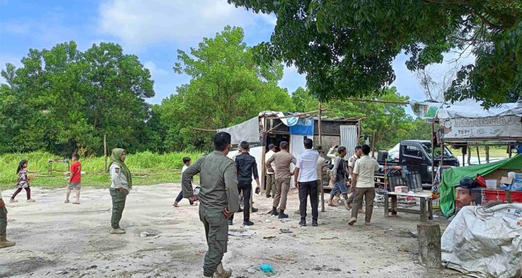 Petugas-Satpol-PP-Pekanbaru-mendampingi-pedagang-melakukan-pembongkaran-(Dok.-Riau-Aktual)