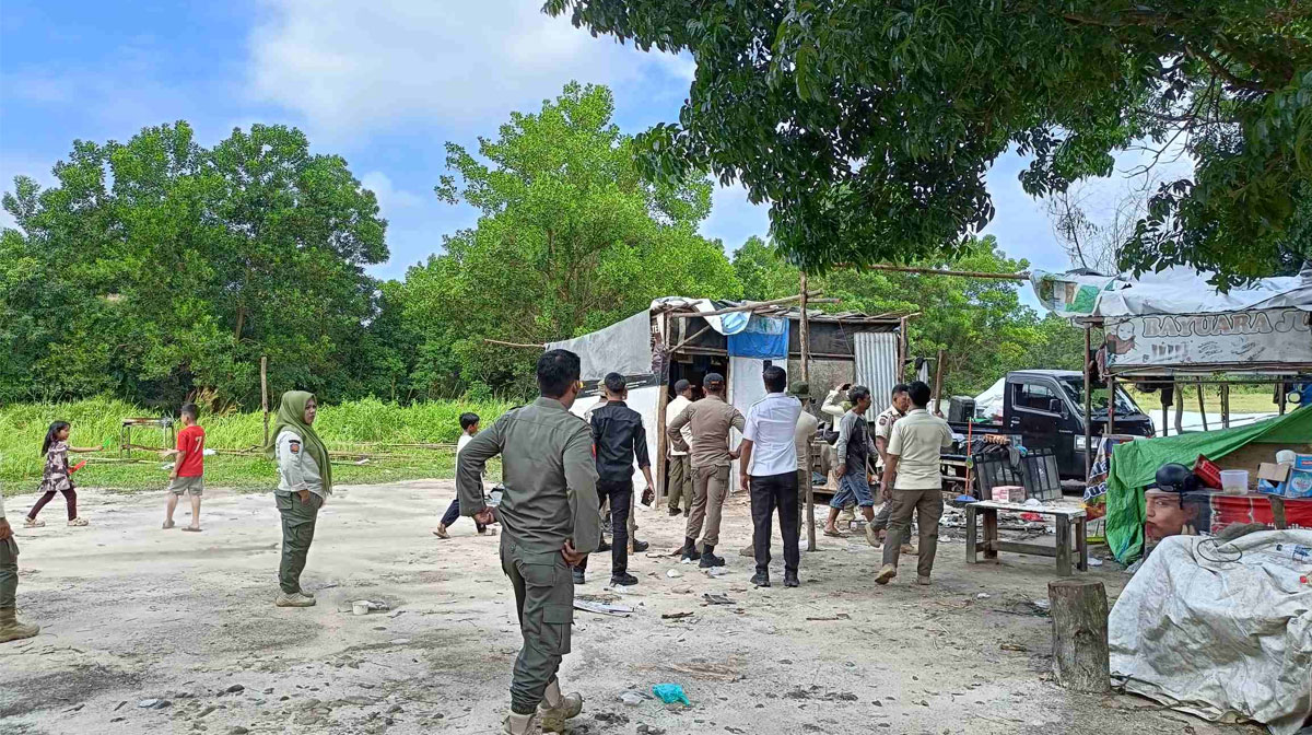 Petugas-Satpol-PP-Pekanbaru-mendampingi-pedagang-melakukan-pembongkaran-(Dok.-Riau-Aktual)