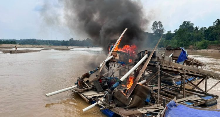 Polsek-Cerenti-bersama-TNI-dan-Pemerintah-Kecamatan-Cerenti-kembali-menertibkan-PETI-di-sepanjang-aliran-Sungai-Kuantan-(Dok.-Riau-Aktual)