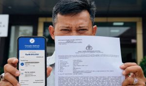 Salah-Satu-Jemaah-Usai-Melaporkan-Travel-Umroh-Detofa-ke-Polda-Riau.-(Dok.-Riau-Aktual)