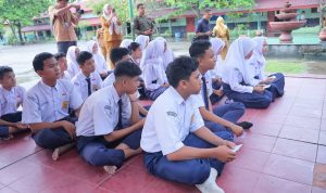 Siswa-SMP-negeri-21-Pekanbaru-mendengarkan-arahan-guru-(Dok.-Riau-Aktual)