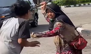 Tangkapan-layar-keributan-dua-pedagang-bunga-di-Jalan-Diponegoro,-Pekanbaru-(Dok.-Riau-Aktual)