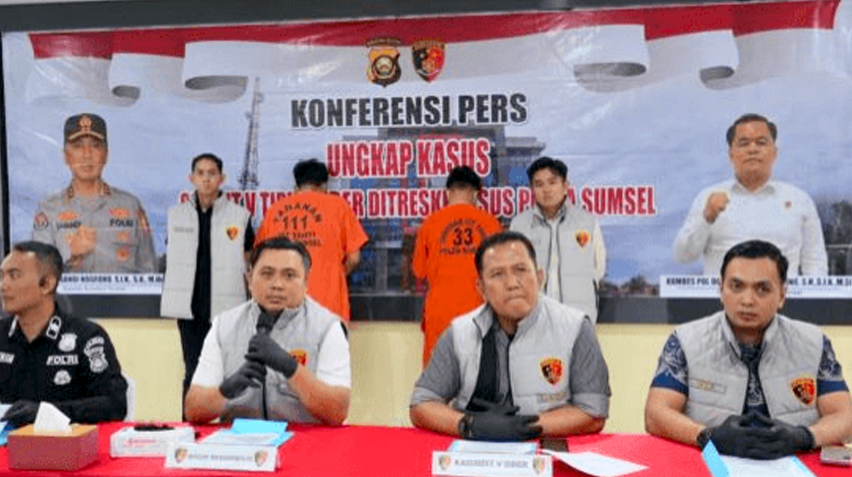 Tersangka-pembuat-situs-palsu-Sumsel-Bhayangkara-Run-2026-ditangkap-di-Pekanbaru.-(Dok.-Riau-Aktual)