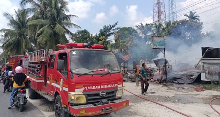 Tiga-Kios-Semi-Permanen-di-Muara-Fajar-Barat-Terbakar,-Satu-Orang-Terluka-(Dok.-Cakaplah)