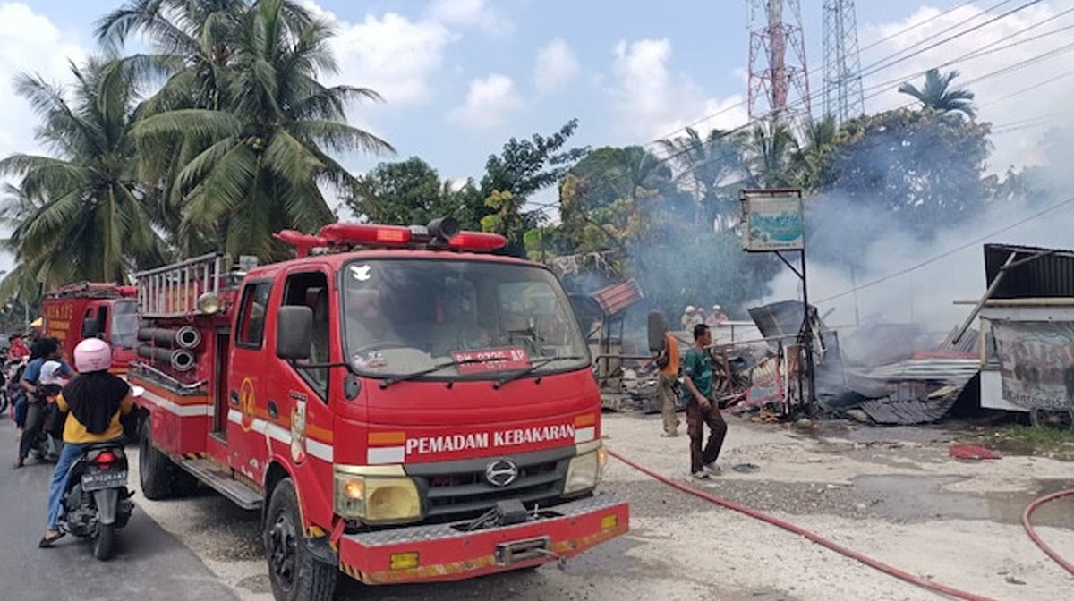 Tiga-Kios-Semi-Permanen-di-Muara-Fajar-Barat-Terbakar,-Satu-Orang-Terluka-(Dok.-Cakaplah)