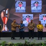 Wali-Kota-Pekanbaru,-Agung-Nugroho-diwakili-Sekretaris-Diskominfo,-Tengku-Aznom-menerima-penghargaan-dari-FPRMI-(Dok.-Riau-Aktual)
