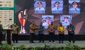 Wali-Kota-Pekanbaru,-Agung-Nugroho-diwakili-Sekretaris-Diskominfo,-Tengku-Aznom-menerima-penghargaan-dari-FPRMI-(Dok.-Riau-Aktual)