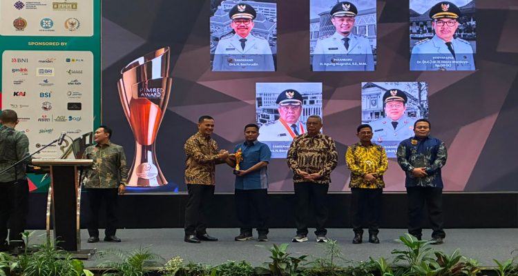 Wali-Kota-Pekanbaru,-Agung-Nugroho-diwakili-Sekretaris-Diskominfo,-Tengku-Aznom-menerima-penghargaan-dari-FPRMI-(Dok.-Riau-Aktual)