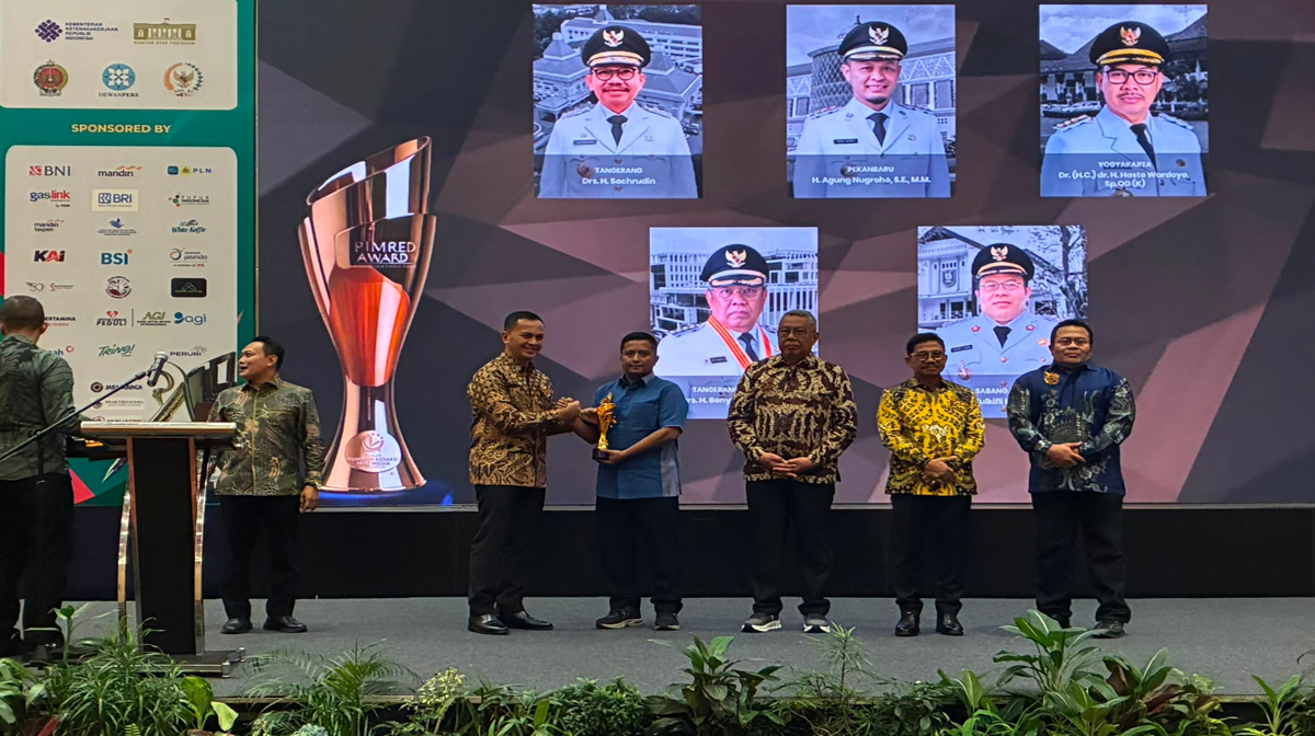 Wali-Kota-Pekanbaru,-Agung-Nugroho-diwakili-Sekretaris-Diskominfo,-Tengku-Aznom-menerima-penghargaan-dari-FPRMI-(Dok.-Riau-Aktual)