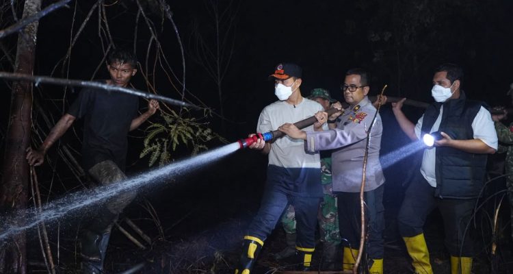Agung-Nugroho-Turun-Langsung-Padamkan-Karhutla.-(Dok.-Riau-Aktual)
