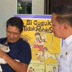 Kepala-Distankan-Pekanbaru,-Maisisco-berbincang-dengan-salah-seorang-warga-yang-melakukan-vaksinasi-hewan-(Dok.-Riau-Aktual)