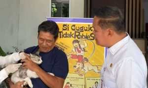 Kepala-Distankan-Pekanbaru,-Maisisco-berbincang-dengan-salah-seorang-warga-yang-melakukan-vaksinasi-hewan-(Dok.-Riau-Aktual)