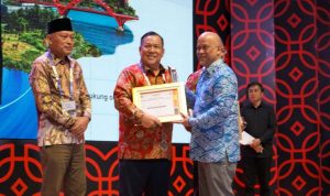 Pelaksana-Tugas-(Plt)-Gubernur-Riau,-SF-Hariyanto-(tengah).-(Dok.-Riau-Media-Center)