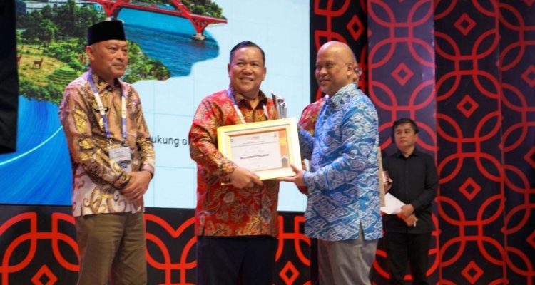Pelaksana-Tugas-(Plt)-Gubernur-Riau,-SF-Hariyanto-(tengah).-(Dok.-Riau-Media-Center)