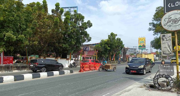 Penumpukan-kendaraan-terjadi-di-U-turn-Jalan-KH-Nasution-tepat-di-depan-Kantor-Kecamatan-Bukit-Raya-saat-jam-jam-sibuk-(Dok.-Riau-Aktual)