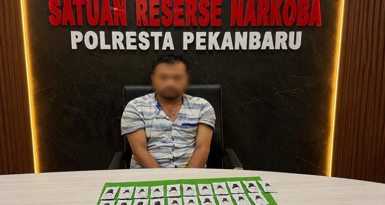 RN-(29)-ditangkap-dengan-barang-bukti-31-catridge-vape-yang-diduga-mengandung-etomidate,-40-butir-ekstasi,-dan-satu-paket-sabu.-(Dok.-Riau-Aktual)