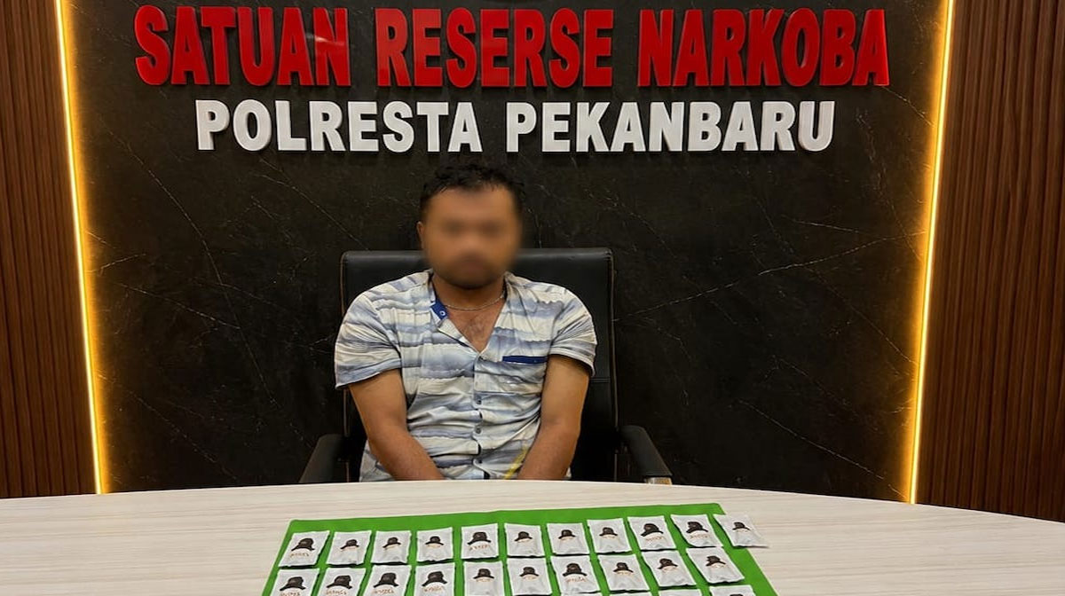 RN-(29)-ditangkap-dengan-barang-bukti-31-catridge-vape-yang-diduga-mengandung-etomidate,-40-butir-ekstasi,-dan-satu-paket-sabu.-(Dok.-Riau-Aktual)