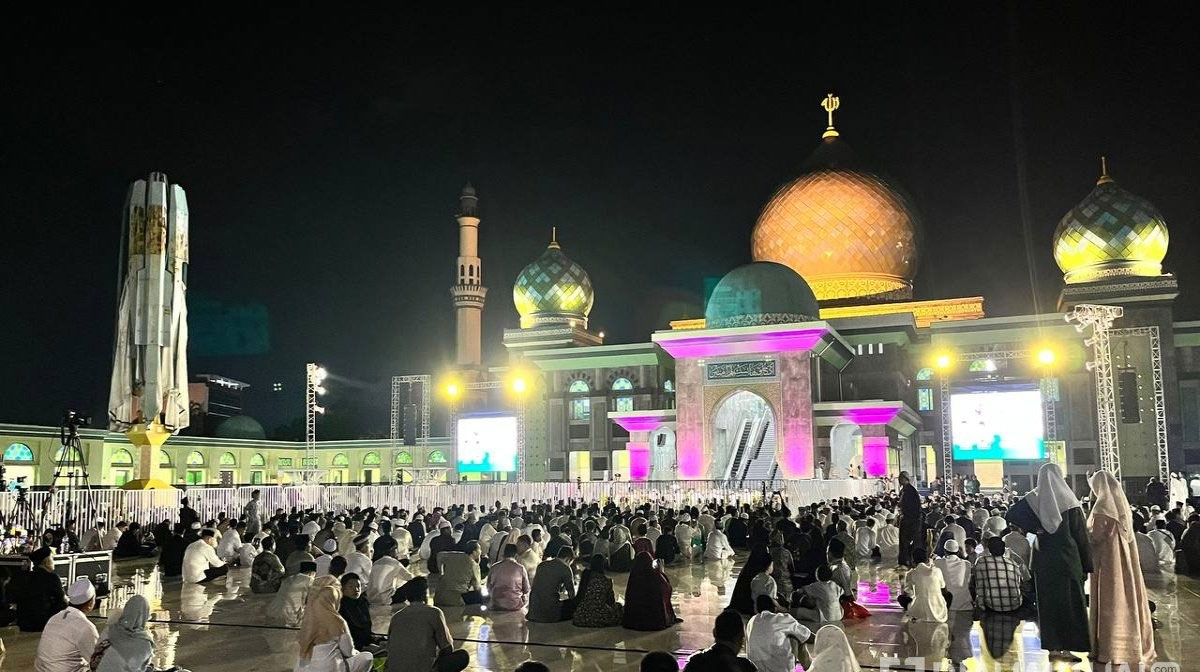 Riau-Bershalawat,-Pelataran-Masjid-Raya-Annur-Dipenuhi-Ribuan-Masyarakat-(Dok.-Riau-Aktual)