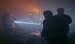Ruko-Toserba-di-Jalan-Uka-Pekanbaru-Terbakar,-Lantai-Dua-Hangus-(Dok.-Cakaplah)
