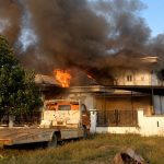 Rumah-di-Desa-Kepala-Pulau,-Kecamatan-Kuantan-Hilir,-Kabupaten-Kuantan-Singingi-(Kuansing),-Riau,-terbakar-(Dok.-Riau-Aktual)