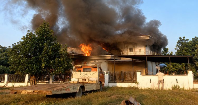 Rumah-di-Desa-Kepala-Pulau,-Kecamatan-Kuantan-Hilir,-Kabupaten-Kuantan-Singingi-(Kuansing),-Riau,-terbakar-(Dok.-Riau-Aktual)
