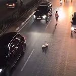 Tangkapan-layar-rekaman-video-yang-memperlihatkan-seorang-pria-berjalan-kaki-di-tengah-jalan-hanya-menggunakan-celana-pendek.-(Dok.-Riau-Aktual)