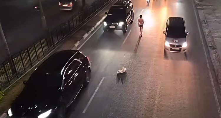 Tangkapan-layar-rekaman-video-yang-memperlihatkan-seorang-pria-berjalan-kaki-di-tengah-jalan-hanya-menggunakan-celana-pendek.-(Dok.-Riau-Aktual)