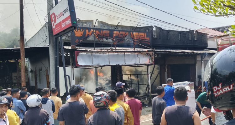 Tiga-Kios-di-Teluk-Kuantan-Kuansing-terbakar-(Dok.-Riau-Aktual)