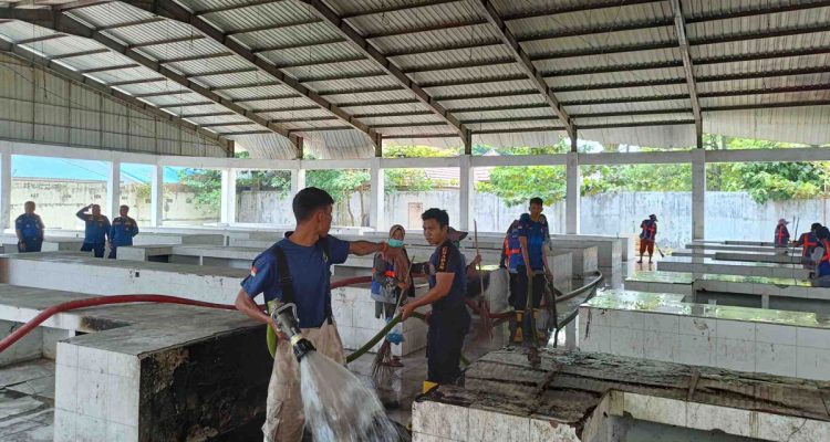 Tim-gabungan-dari-Pemko-Pekanbaru-membersihkan-lapak-pedagang-di-kawasan-Pasar-Higienis-(Dok.-Riau-Aktual)