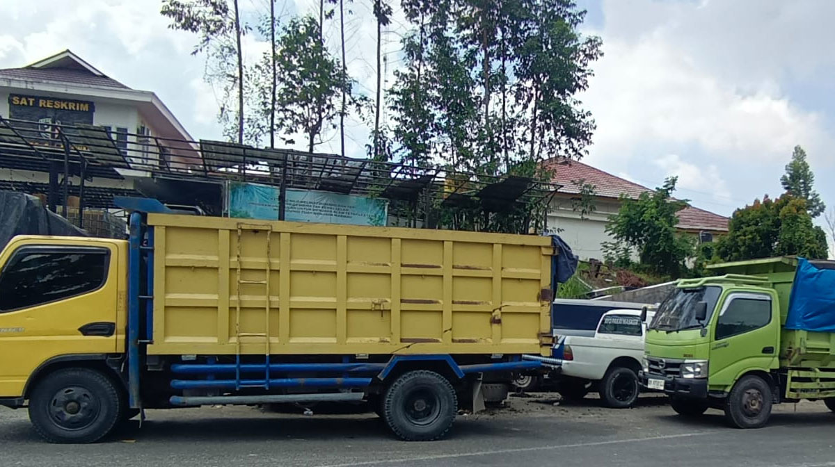 Truk-yang-membawa-kayu-ilegal-diamankan-polisi.-(Dok.-Riau-Aktual)