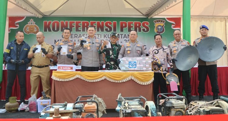 Wakapolda-Riau-Brigjen-Pol-Dr.-Hengki-Haryadi-saat-memimpin-press-release-di-Tepian-Narosa-Teluk-Kuantan-(Dok.-Riau-Aktual)