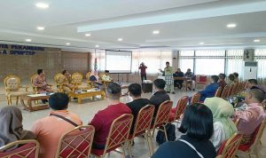Wakil-Wali-Kota-Pekanbaru,-Markarius-Anwar-didampingi-Sekretaris-Daerah,-Zulhelmi-Arifin-dan-jajaran-menggelar-pertemuan-dengan-eks-pemegang-HGB-ruko-di-STC-(Dok.-Riau-Aktual)