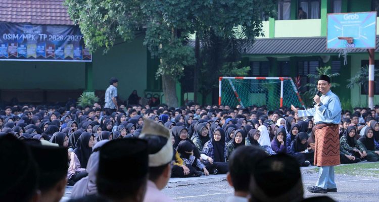 Wakil-Wali-Kota-Pekanbaru,-Markarius-Anwar-saat-memberikan-sosialisasi-bahaya-LGBT-dan-HIV-di-MAN-2-(Dok.-RIau-Aktual)