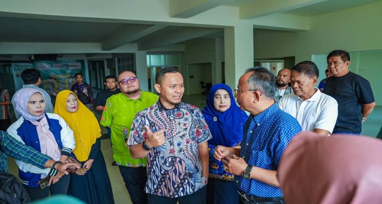 Wali-Kota-Pekanbaru,-Agung-Nugroho-berbincang-dengan-salah-seorang-pedagang-Pasar-Bawah-(Dok.-Riau-Aktual)