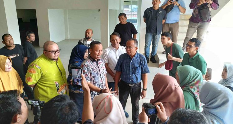 Wali-Kota-Pekanbaru,-Agung-Nugroho-didampingi-pengelola-bertemu-dengan-pedagang-Pasar-Bawah-(Dok.-Riau-Aktual)